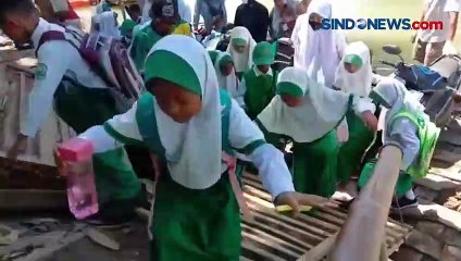 Ratusan Pelajar Seberangi Sungai dengan Perahu Darurat Demi Bersekolah di Lebak