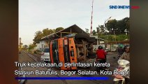 Hilang Kontrol, Truk Paving Blok Terguling di Perlintasan Kereta Stasiun Batutulis