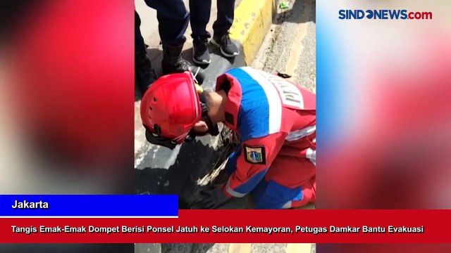 Tangis Emak-Emak Dompet Berisi Ponsel Jatuh ke Selokan Kemayoran, Petugas Damkar Bantu Evakuasi