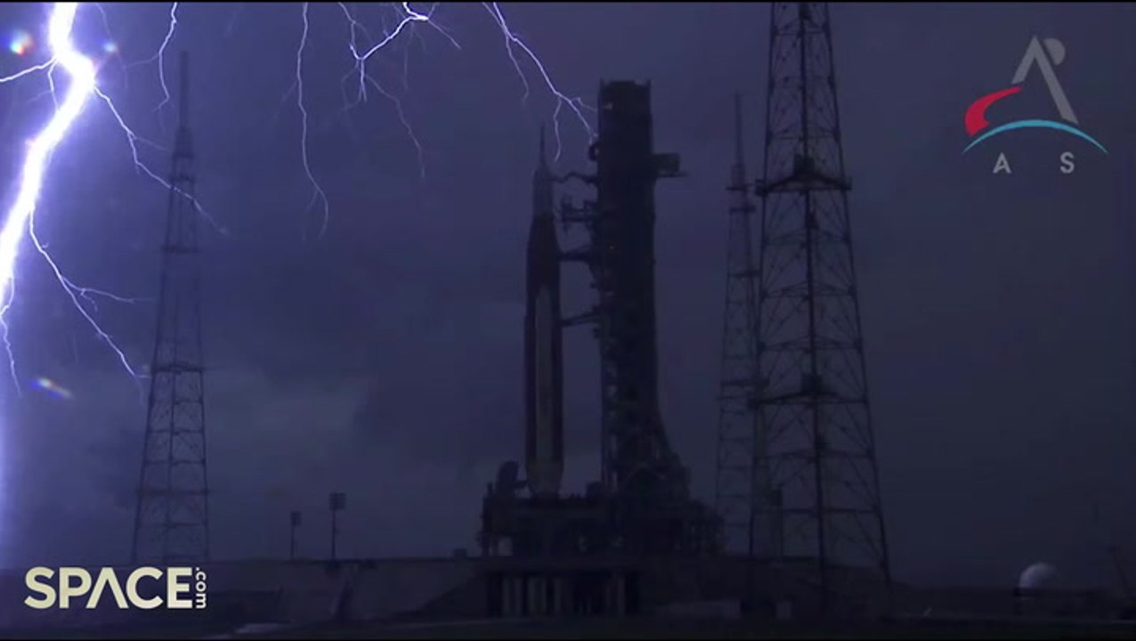 Amazing Lightning Bolt Strikes Near NASA's Artemis 1 Moon Rocket ...