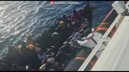 Download Video: Guardia Costiera salva migranti al largo di Lampedusa