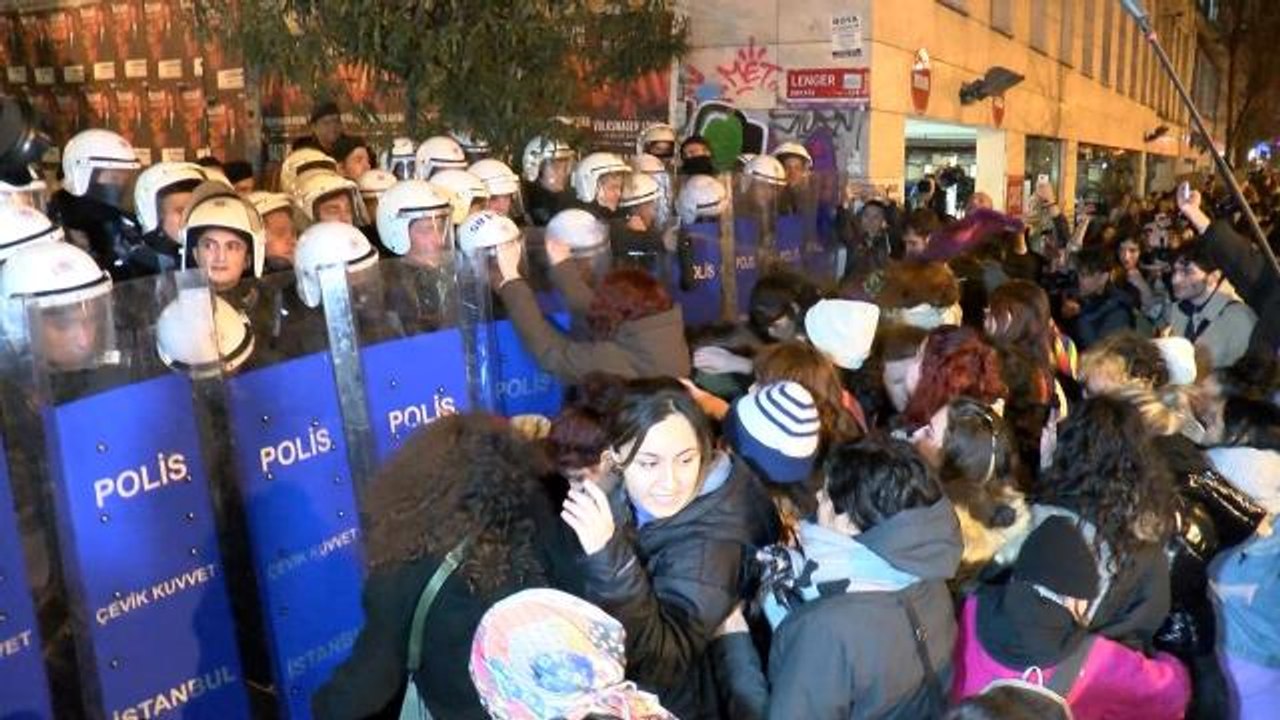 Taksim'e yürümek isteyen kadınlara polis müdahalesi