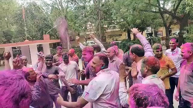 पुलिस लाइन से लेकर थानों में मचा धमाल, उड़ाई गुलाल, देखे वीडियो