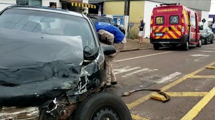 Motorista abandona carro após forte colisão com BMW no Coqueiral