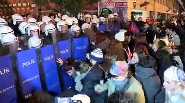 Taksim'e yürümek isteyen kadınlara polis müdahalesi