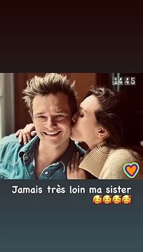On peut voir Laura Smet offrir un bisou sur la joue de son frère. Un geste plein d'amour qui a fait fondre David : Jamais très loin ma sister lui a-t-il répondu en story InstagramDavid Hallyday répond à sa soeur Laura