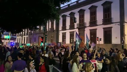 Cientos de personas toman la calle en Santa Cruz por el 8-M