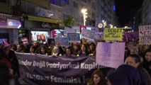 Kadınlar 8 Mart'ta İzmir'de de Gece Yürüyüşü Yaptı Hükümeti Protesto Etti