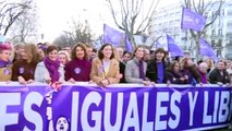 Ministras del PSOE y de Podemos, en la misma marcha del 8M tras la división por el 'solo sí es sí'