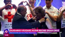 Olegario Vázquez Aldir recibe la medalla de la Gran Cruz por la Cruz Roja Mexicana