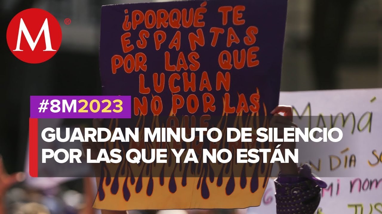 En silencio, feministas crean símbolo de paz y lucha en el Zócalo de la CDMX