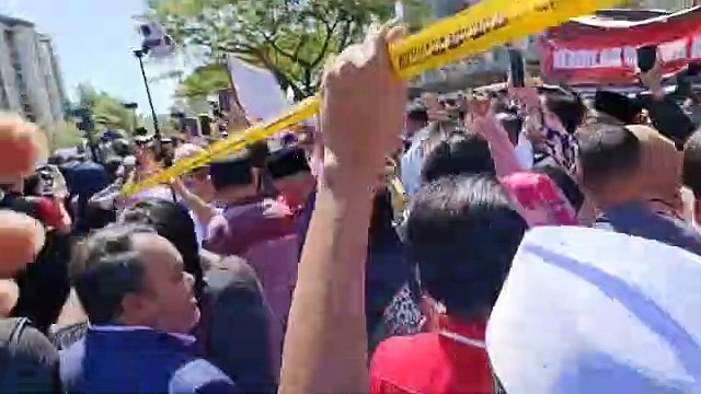 Muhyiddin arrives at MACC headquarters for questioning