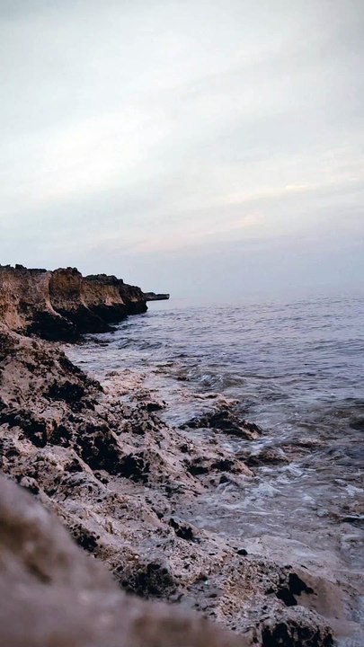 Waves hit the Rocks