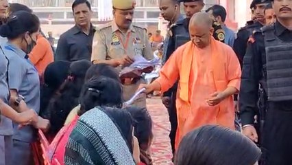 जनता दरबार में सीएम योगी ने सुनी फरियादियों की समस्याएं