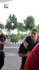 Nayanthara और Vignesh Shivan मुंबई एयरपोर्ट पर अपने बच्चो के साथ दिखे