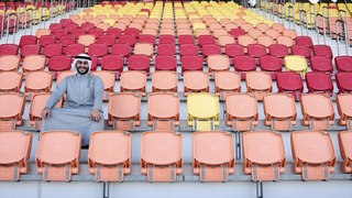 مدير عام مدينة الكويت لرياضة المحركات، محمد العبد الرزاق يجلس لإجراء محادثة