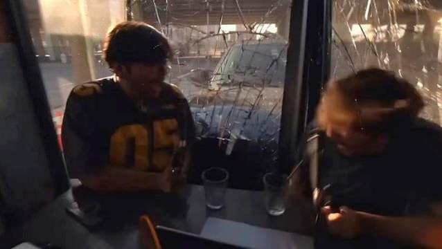 Röportaj yapılırken araç kafeye daldı! Kaza anı röportaj kaydına yansıdı