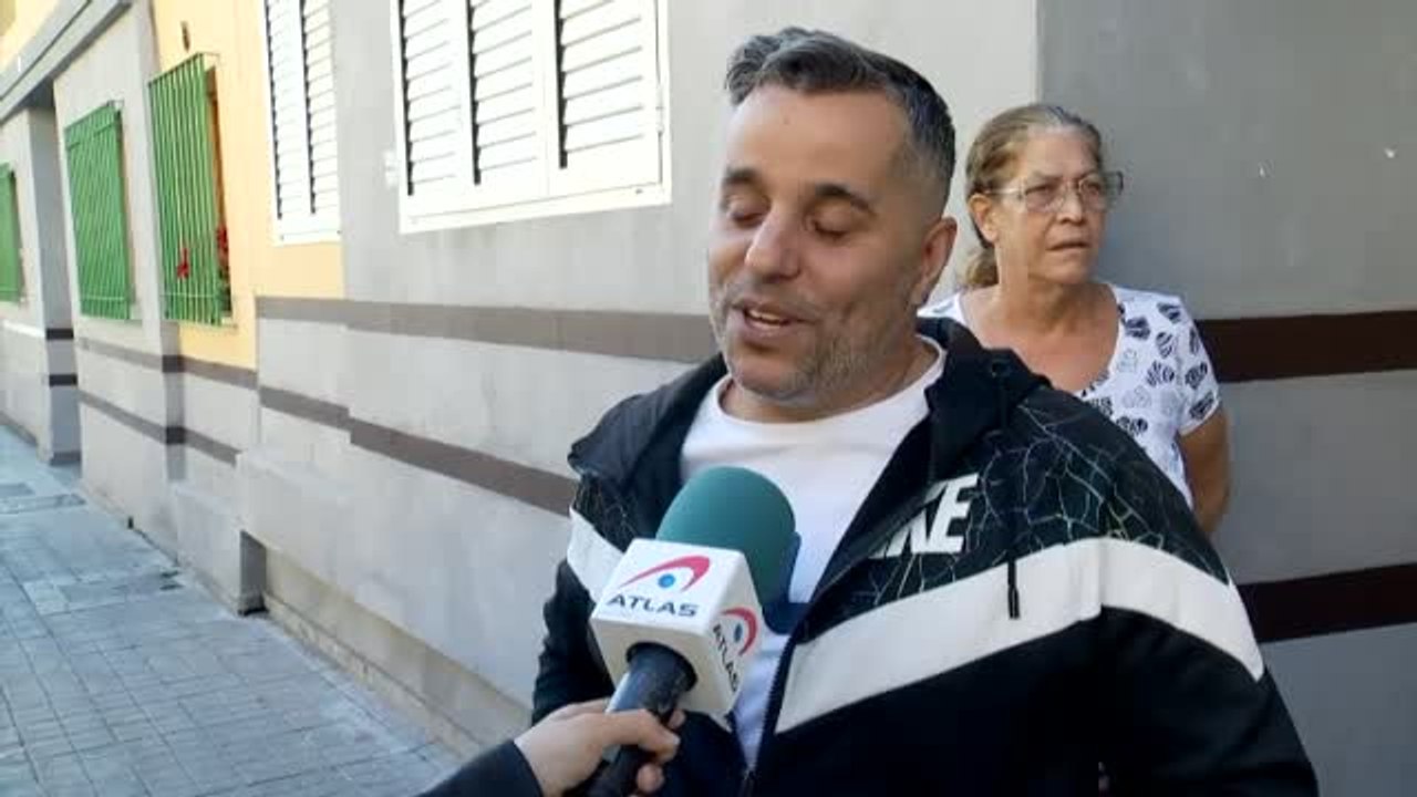 Los inquilinos de un edificio de Gran Canaria v...