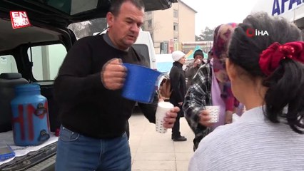 Kahramanmaraş’ta depremzedelere her gün 60 litre süt dağıtıyor