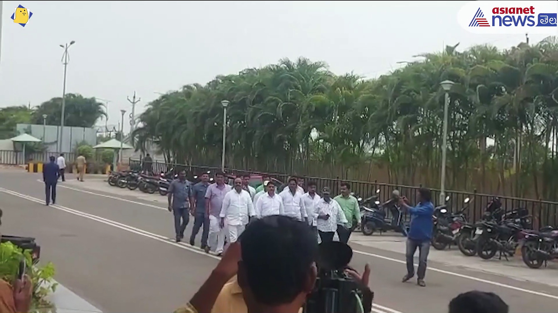 జగన్ చేతులమీదుగా బీ-ఫారాలు ...వైసిపి ఎమ్మెల్సీ అభ్యర్థుల నామినేషన్