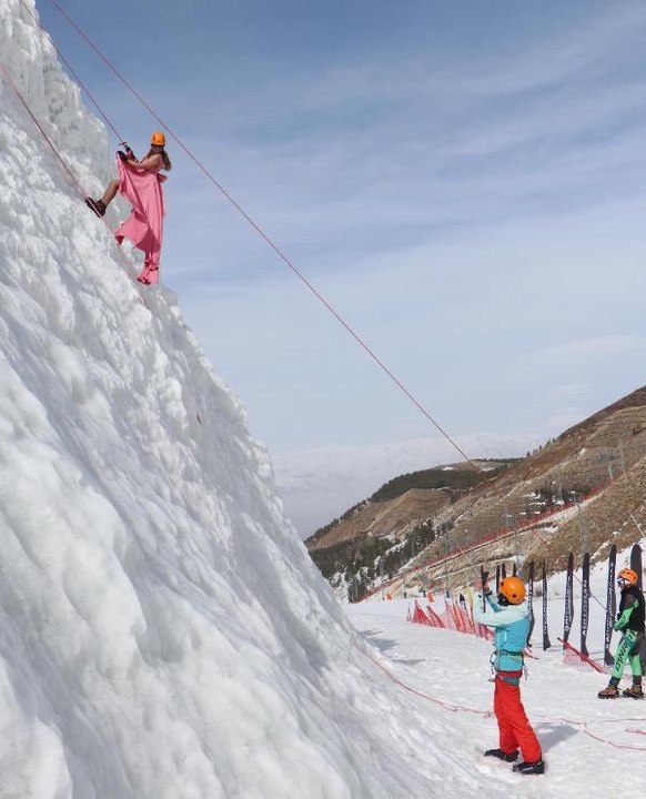 TATİANA, 10 YILDIR GELDİĞİ PALANDÖKEN'DE EN SEVDİĞİ ELBİSESİYLE BUZ DAĞINA TIRMANDI