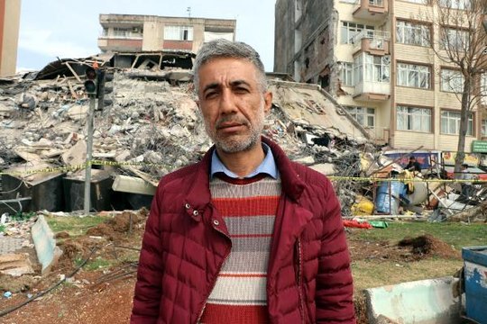 DEPREMDEN 50 SAAT SONRA ENKAZI ELLERİYLE KAZARAK ÇIKMIŞ