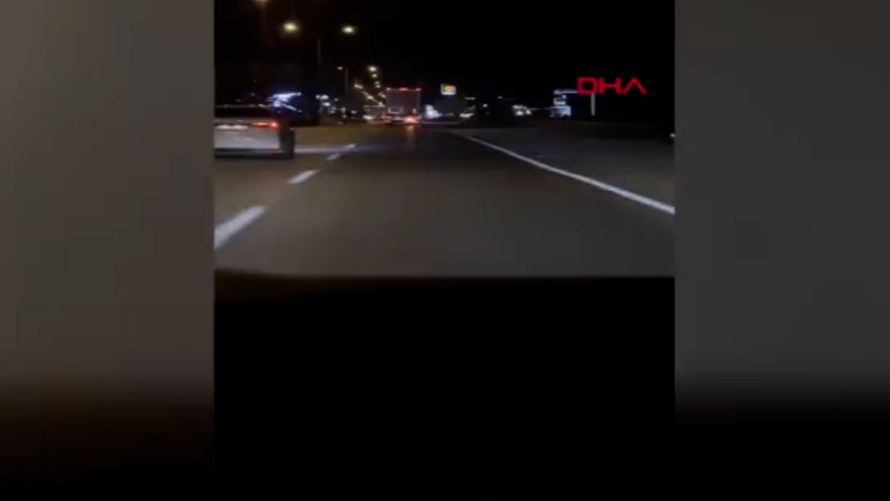 Plakasını kapattığı motosikletinin üzerine yüzüstü yatıp, trafikte ilerledi