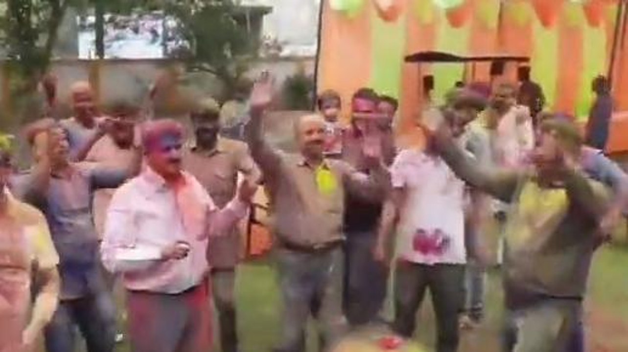 मैनपुरी: पुलिस जवानों ने जमकर खेली होली, एक-दूसरे को रंगों से किया सराबोर
