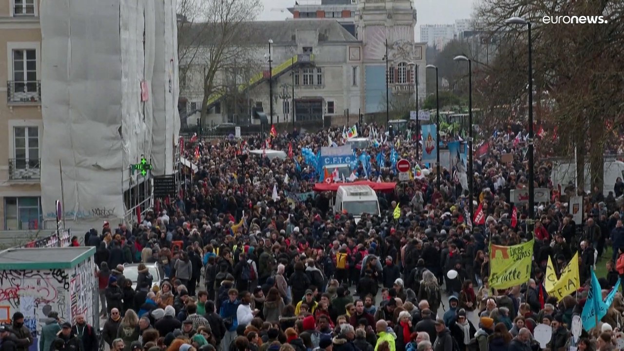 قطاعات فرنسية عدة تستمر في الإضراب ضدّ قانون التقاعد وتزيد الضغط على الحكومة