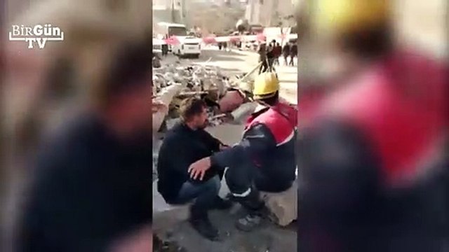 Pes dedirten görüntüler! Menzil Cemaati'nden enkazda tövbe seansı