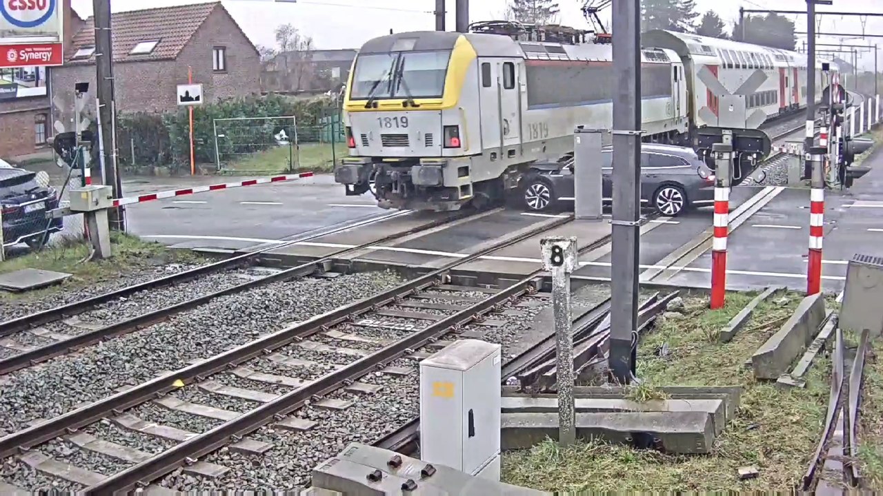 Accident spectaculaire sur un passage à niveau à Herne
