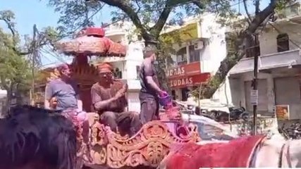 छतरपुर: रूतबा छोड़ बग्गी पर SP, जमकर चढ़ा होली का खुमार,देखें VIDEO