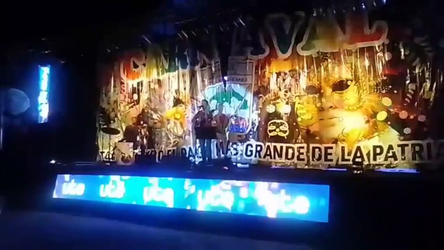 Agustín Díaz canta en el escenario de Parque Rodó, Carnaval 2023 Tacuarembó, Uruguay (22/02/2023 )