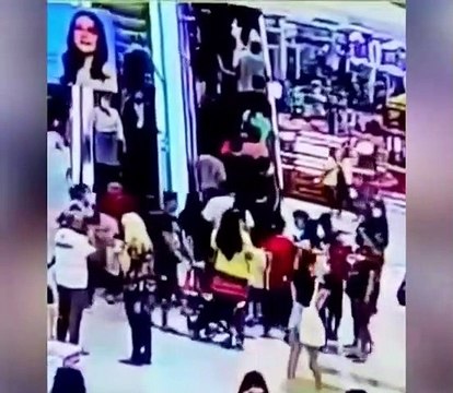 Gros problème d'escalator dans un centre commercial des Philippines