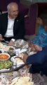 Kılıçdaroğlu’nun sofradaki yemeğin etli tarafını yanındaki çocuğun önüne çevirdi