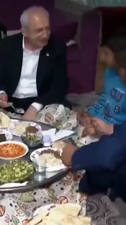 Kılıçdaroğlu’nun sofradaki yemeğin etli tarafını yanındaki çocuğun önüne çevirdi