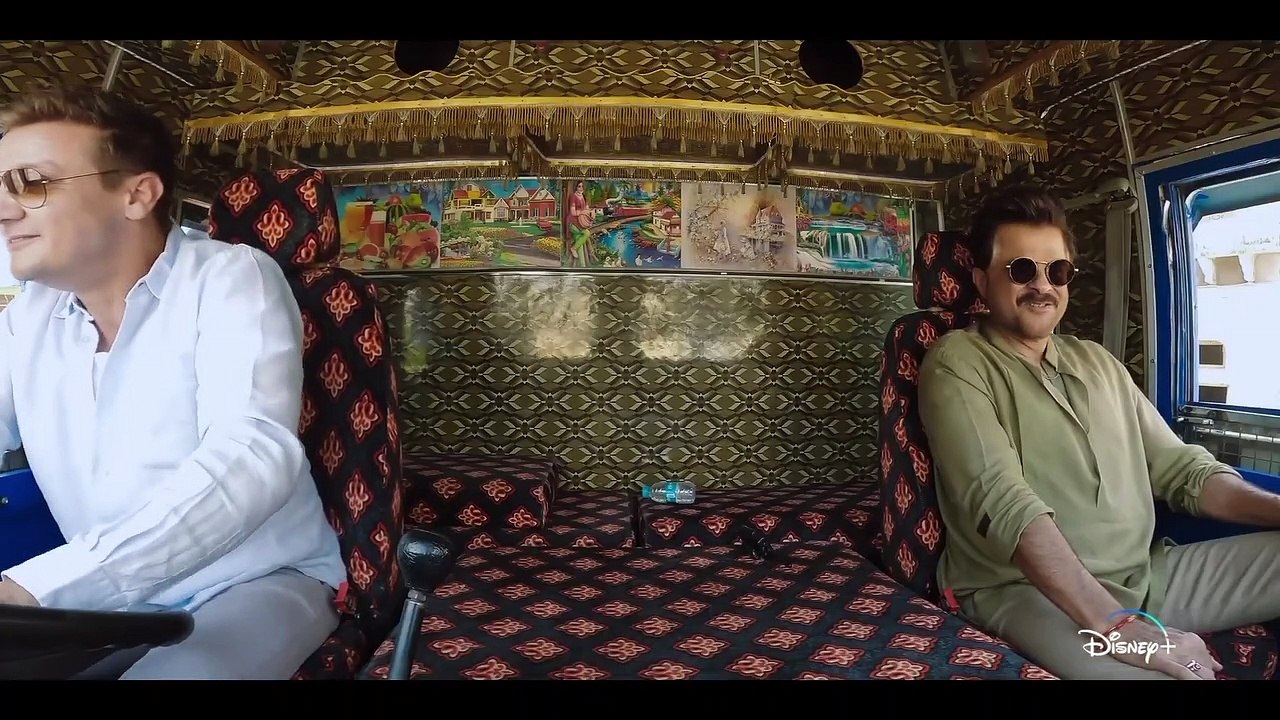 Rennervations  فيلم من بطولة جيمي رينر يحول حافلات للاستخدام المجتمعي