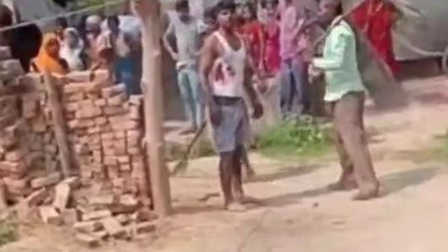 बाराबंकी: पुलिस की मौजूदगी में दो पक्षों में हुई मारपीट, मारपीट का वीडियो हुआ वायरल