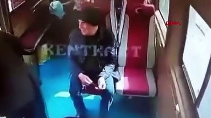 Minibüsteki yolcunun cüzdanını çalarken görüntülenen yankesici yakalandı