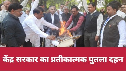 बलियाः अधिवक्ताओं ने केन्द्र सरकार का फूंका पुतला, जानें क्या है उनकी मांग