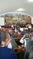 Strippers hacen show en vivo a trabajadoras de Arequipa.