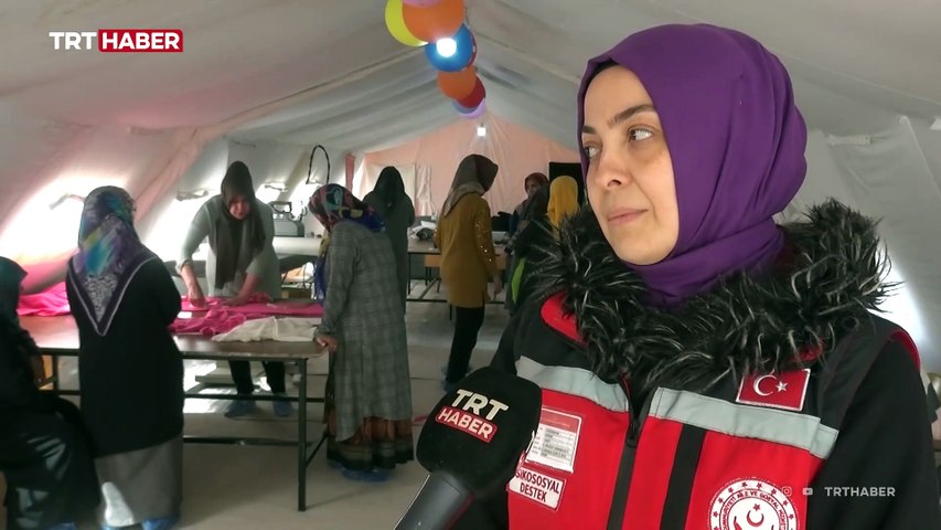 Depremzede kadınlar konteyner kentteki iş atölyesinde meslek öğreniyor - Dailymotion Video