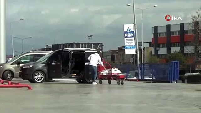 Fenalaşan Müşterinin Yola Savrulan Ağzına Kadar Dolu Alışveriş Arabasını Minibüse Yükleyip Kaçtılar!