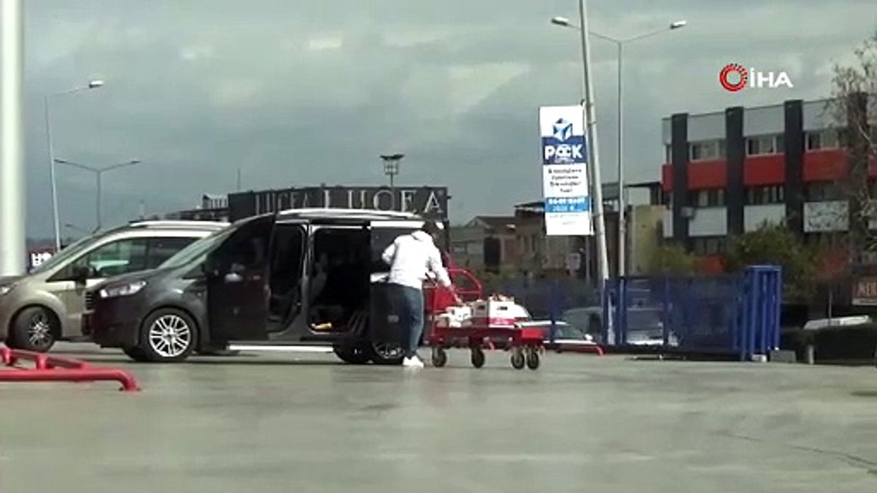 Fenalaşan Müşterinin Yola Savrulan Ağzına Kadar Dolu Alışveriş Arabasını Minibüse Yükleyip Kaçtılar!