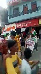 कांग्रेसियों ने पैदल मार्च निकाल किया प्रदर्शन