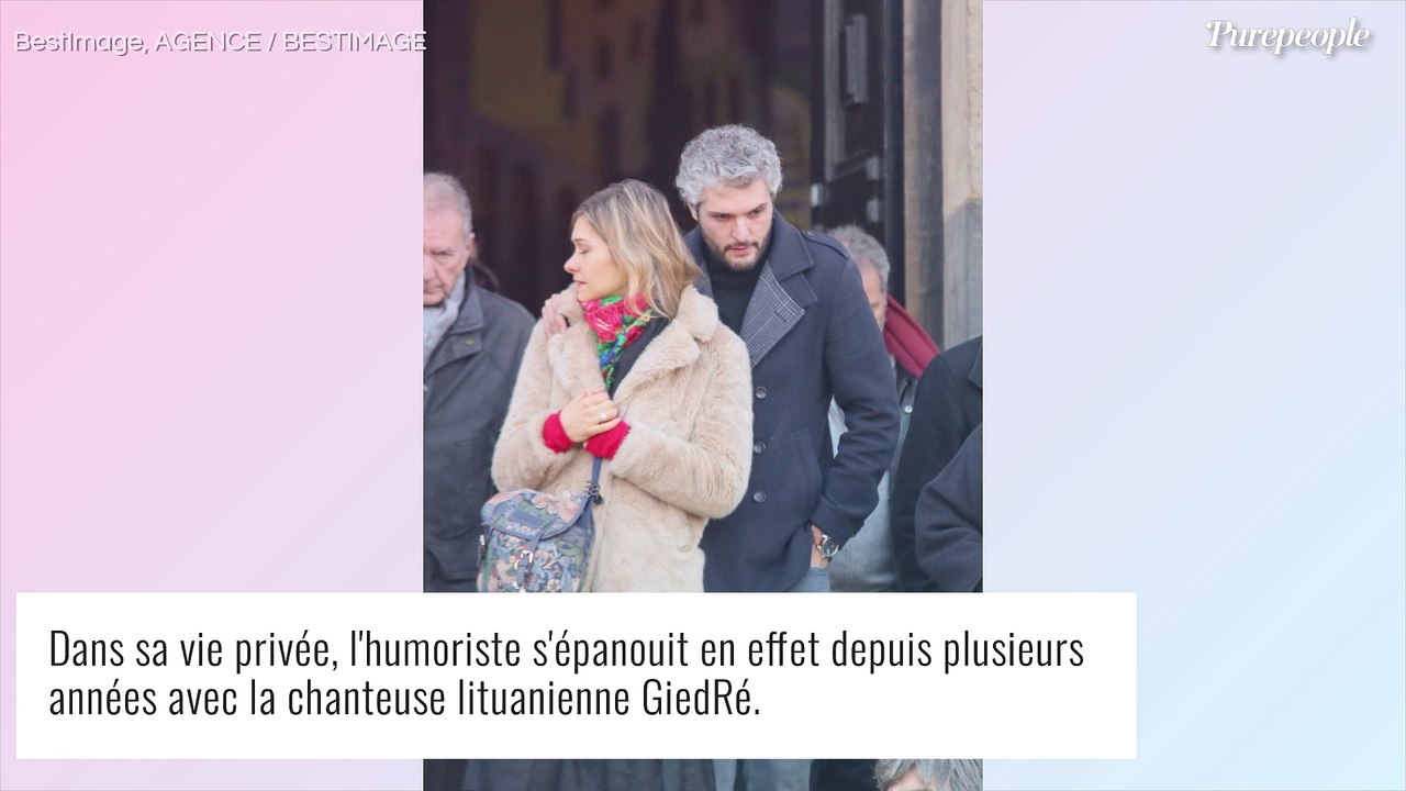 Pierre-Emmanuel Barré en couple avec une chanteuse, photos de la belle blonde et de leur bébé
