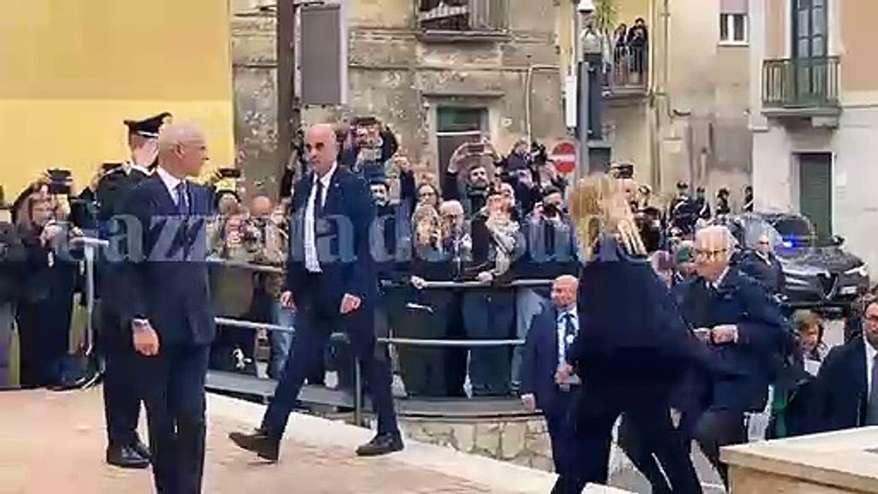 L'arrivo del presidente Meloni a Cutro per il Consiglio dei Ministri