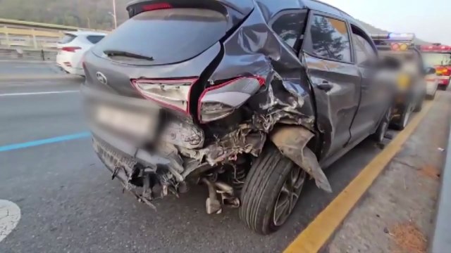 대전 덕명동 삼거리에서 3중 추돌...2명 병원 이송 / YTN