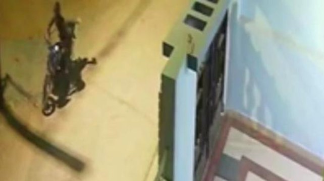 रीवा: बाइक चोरी करते सीसीटीवी कैमरे में कैद हुए चोर, जांच में जुटी पुलिस