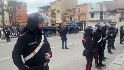 Governo a Cutro, "assassini" e protesta con peluche contro corteo